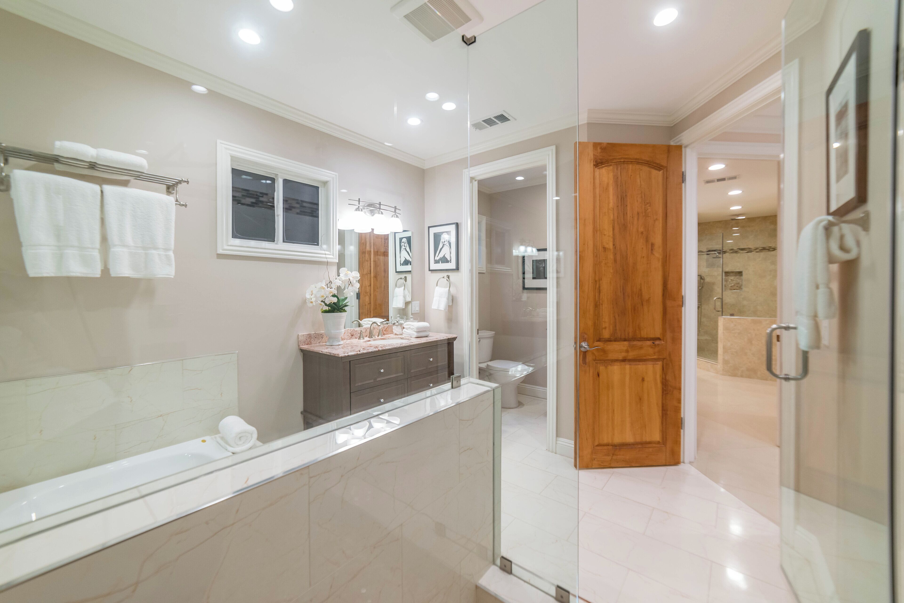 Combined shower/bathtub, hair dryer, bidet, towels