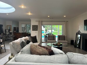 Smart-TV, Kamin, Bücher, Stereoanlage