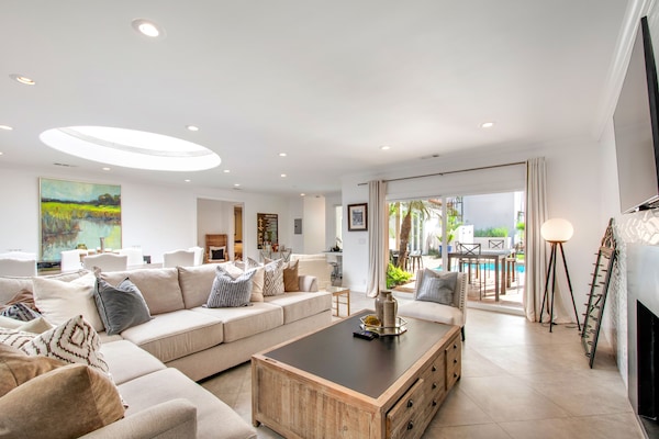 Smart-TV, Kamin, BĂŒcher, Stereoanlage