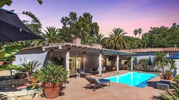 Een buitenzwembad en een verwarmd zwembad