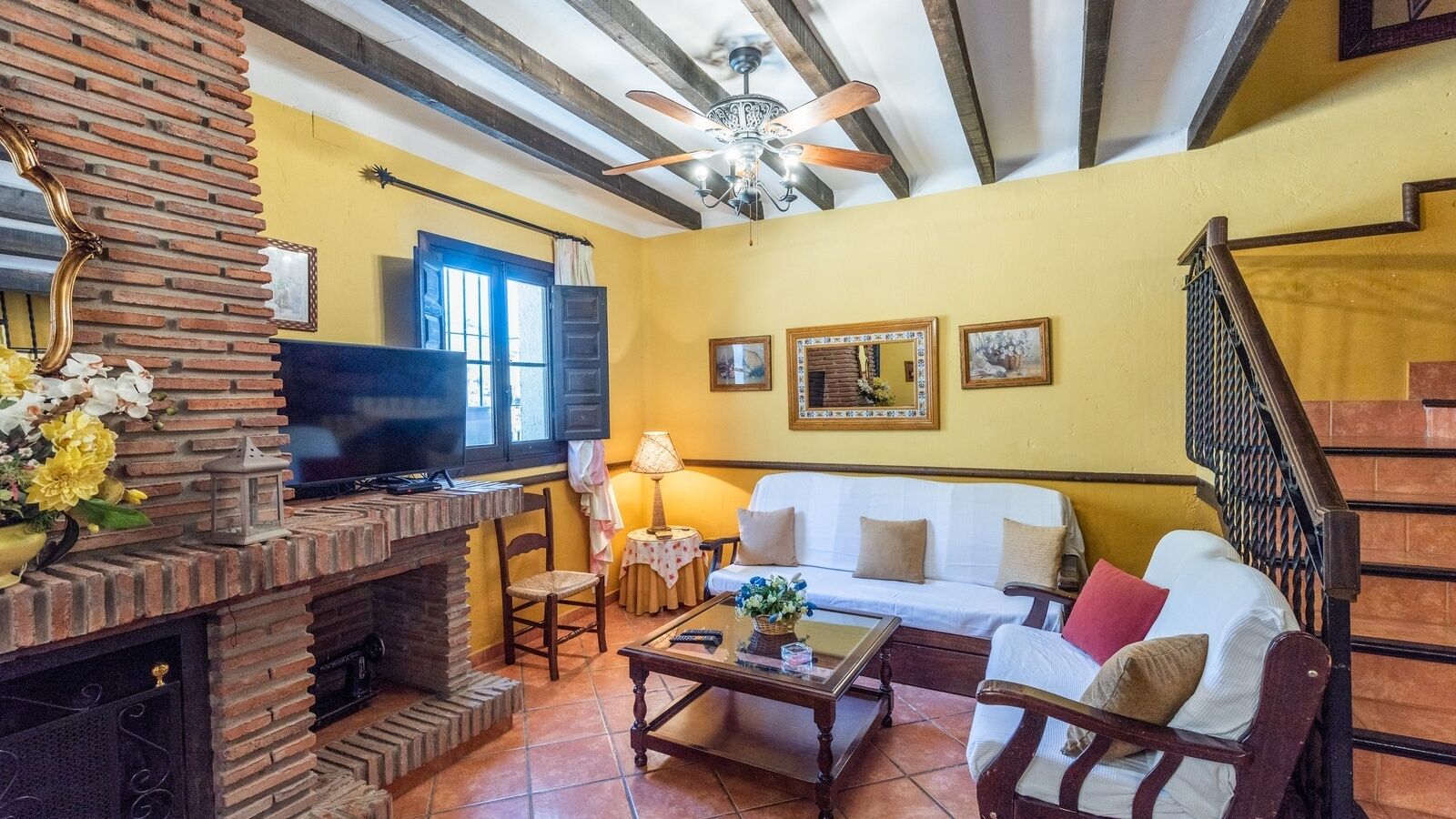 Televisión y chimenea 