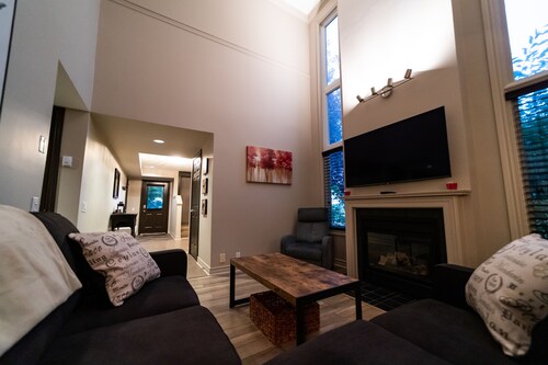 Luxury Blue Mountain Home - steps from the village