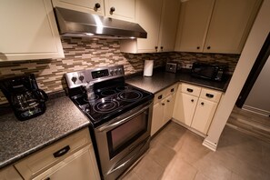 Mikrobølgeovn, oppvaskmaskin, kaffetrakter/tekoker og kjøkkenutstyr