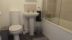 Familie cottage, privébadkamer, uitzicht op binnenplaats | Badkamer