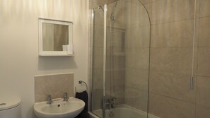 Familie cottage, privébadkamer, uitzicht op binnenplaats | Badkamer