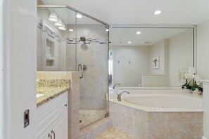 Bathtub, hair dryer, towels, soap - Sterling Sands 210 Deluxe - (Destin)