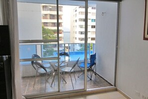 Departamento básico, varias camas | Balcón
