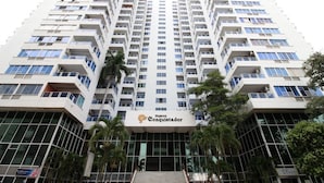 A high-rise building with multiple balconies and a central entrance. - Disfruta de la belleza de cartagena (Cartagena)