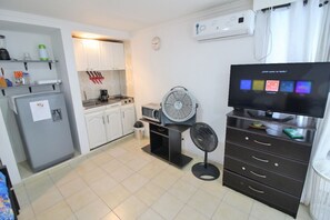 Basic Studio, Multiple Beds | Private kitchen
