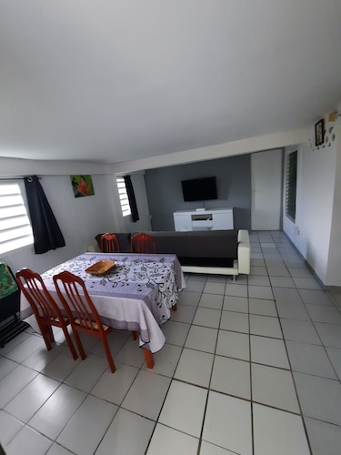 Bas de villa à 2min en voiture d'un dès plus beau point de vue de l'île (360°)