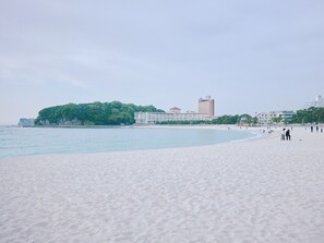 Nära stranden och vit sandstrand