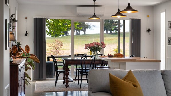 Smart TV - Wayward Cottage - Pet Friendly Haven with Free Wi-Fi! (Daylesford)