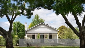 Exterior - Wayward Cottage - Pet Friendly Haven with Free Wi-Fi! (Daylesford)