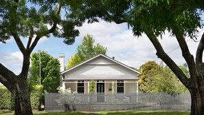 Exterior - Wayward Cottage - Pet Friendly Haven with Free Wi-Fi! (Daylesford)