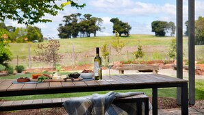 Outdoor dining - Wayward Cottage - Pet Friendly Haven with Free Wi-Fi! (Daylesford)