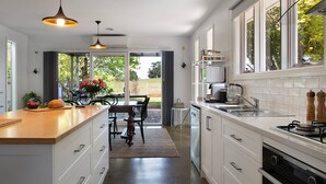 Private kitchen - Wayward Cottage - Pet Friendly Haven with Free Wi-Fi! (Daylesford)