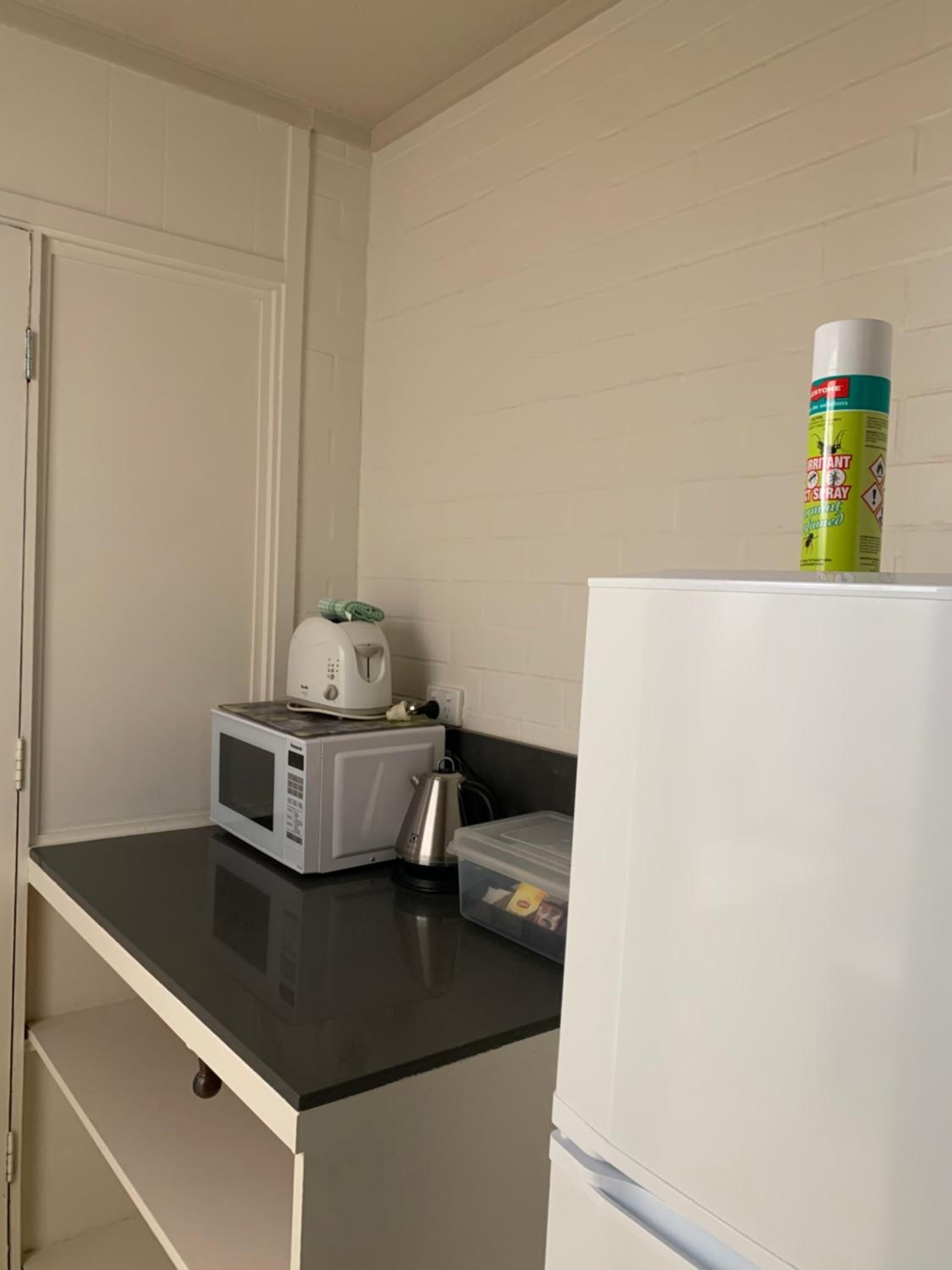 Mini-Kühlschrank, Mikrowelle, Wasserkocher mit Kaffee-/Teezubehör