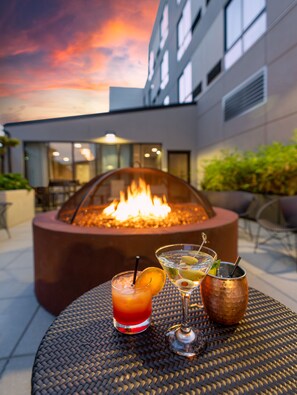 Breakfast, dinner, brunch served; American cuisine  - Courtyard by Marriott Seattle Northgate (Seattle)