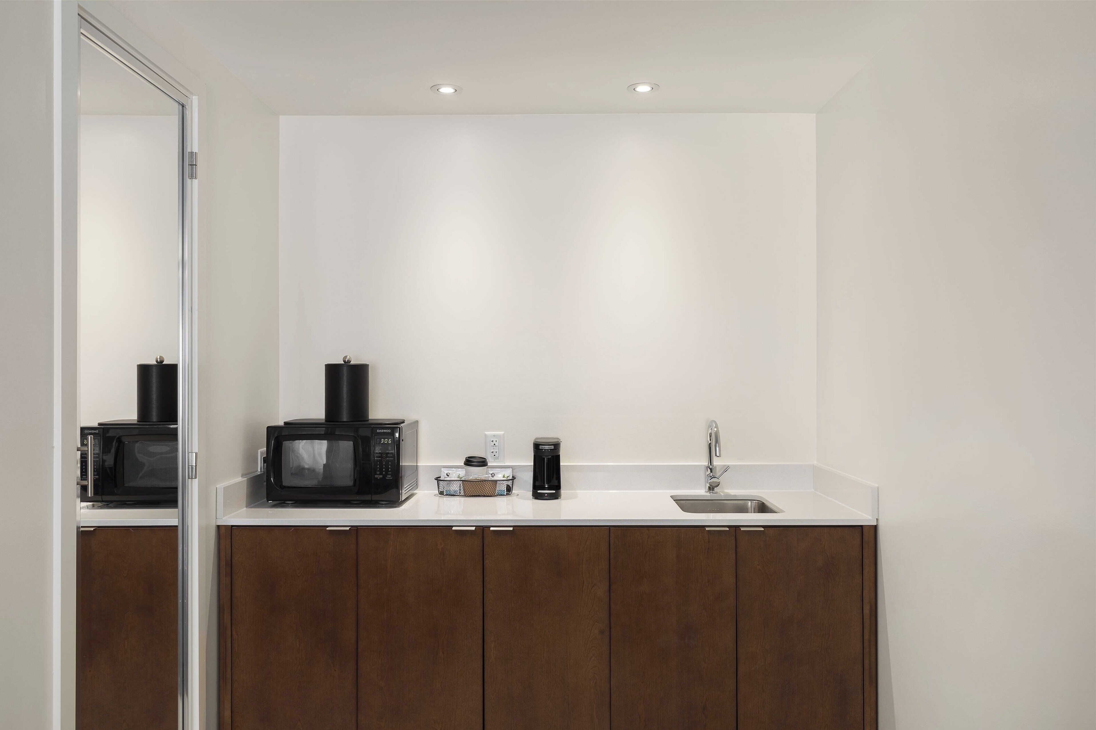 serves breakfast, dinner and brunch