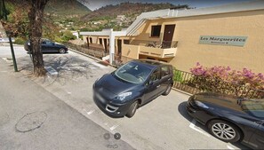 Property grounds - Le Lavandou, One-bedroom + cabin to rent for 4/5 people at La Fossette ;   250 m from the beach,... (LE LAVANDOU)