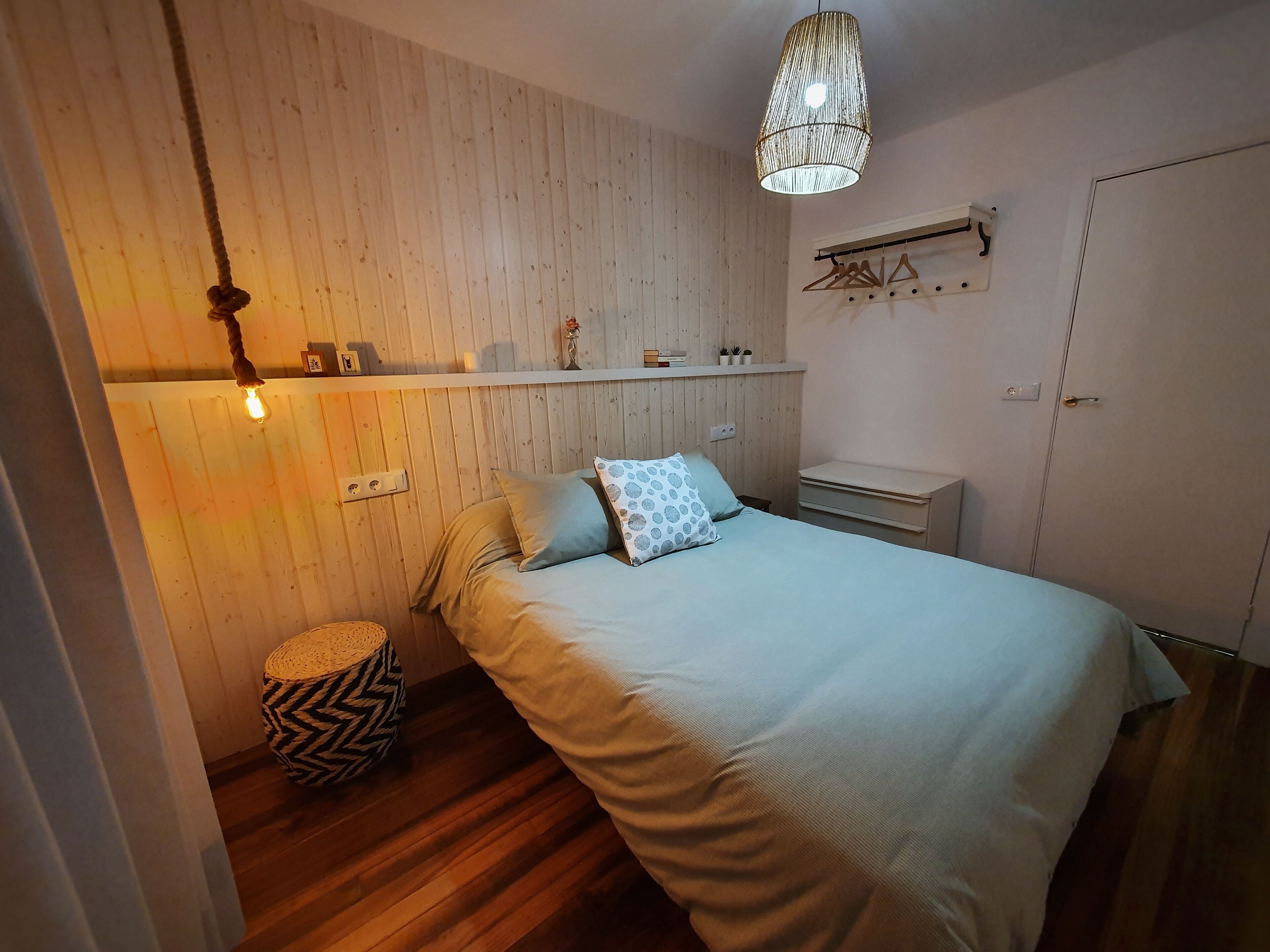 3 slaapkamers, een strijkplank/strijkijzer, wifi