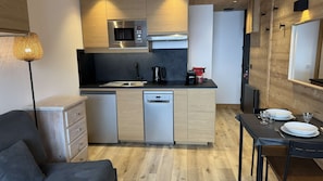 Fridge, microwave, dishwasher, cookware/dishes/utensils