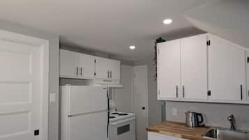 Family Apartment, Multiple Beds (554) | Private kitchen | Full-size fridge, microwave, oven, stovetop