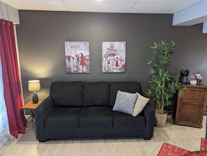 Appartement Standard, 1 lit double et 1 canapé-lit (536) | Salle de séjour | TV connectée de 50 pouces avec chaînes par câble