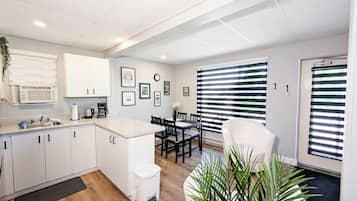 Appartement Standard, 1 lit double (550) | Coin séjour | TV connectée de 50 pouces avec chaînes par câble