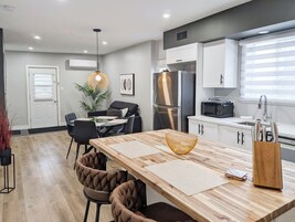 Apartamento superior, 1 cama King e sofá-cama (544) | Cozinha privada | Geladeira grande, micro-ondas, fogão, cooktop