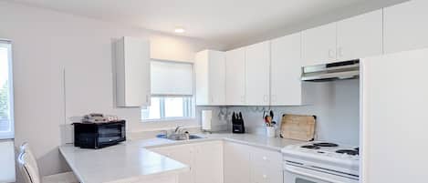 Apartamento família, várias camas | Cozinha privada | Geladeira grande, micro-ondas, fogão, cooktop