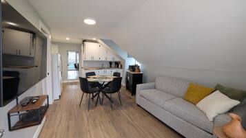 Apartamento família, várias camas (554) | Área de estar | Smart TV 50 polegadas com canais a cabo