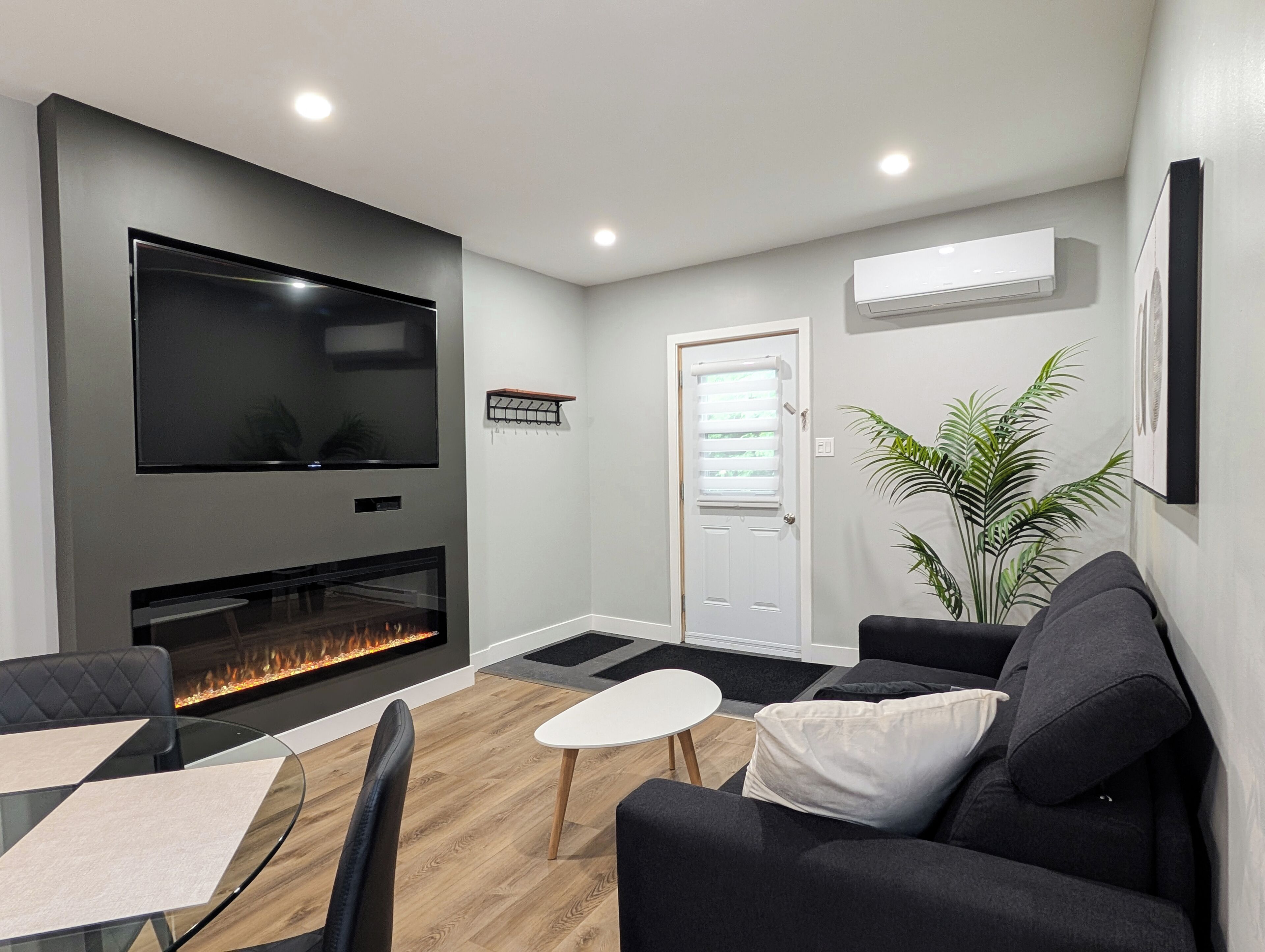 Appartement Supérieur, 1 très grand lit et 1 canapé-lit (544) | Salle de séjour | TV connectée de 50 pouces avec chaînes par câble
