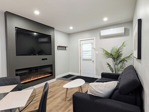 Superior Apartment, 1 King Bed with Sofa bed (544) | Living room | 50-inch Smart TV with cable channels - Hébergement Harvey (Alma)
