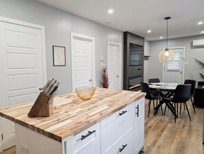 Superior Apartment, 1 King Bed with Sofa bed (544) | Living area | 50-inch Smart TV with cable channels - Hébergement Harvey (Alma)