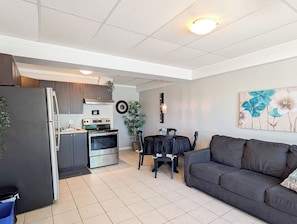 Apartamento standard, 1 cama de casal e sofá-cama (538) | Área de estar | Smart TV 50 polegadas com canais a cabo