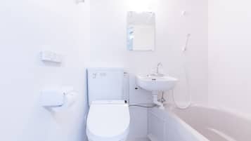 Ducha y bañera combinadas, secador de pelo, zapatillas y bidé