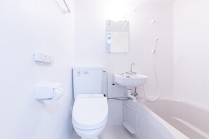 Combined shower/bathtub, hair dryer, slippers, bidet - Wa Style Tokyo (Kawaguchi)