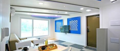 Zimmer (Red 103) | Wohnbereich | Flachbildfernseher