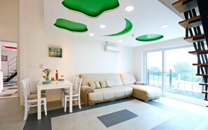 Red 203 Room | Living area | Flat-screen TV - Gyeongju the One Pension - Red (Gyeongju)