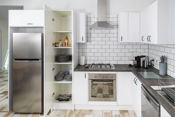 House, 4 Bedrooms, Mountain View | Private kitchen | Full-size fridge, microwave, oven, stovetop - Warburton Digs (Warburton)