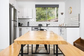 House, 4 Bedrooms, Mountain View | In-room dining - Warburton Digs (Warburton)