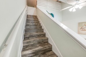 Un escalier avec des marches en bois et des rampes blanches.