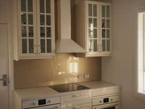 Réfrigérateur, micro-ondes, plaque de cuisson, lave-vaisselle