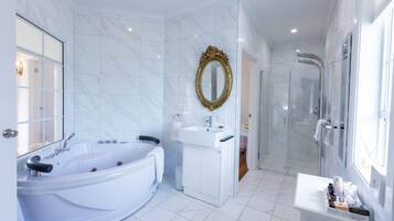 Douche, baignoire Ă jets, sĂšche-cheveux, serviettes fournies