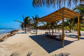 On the beach, white sand -  Hotel Punta Camarón Bungalows & Suites (Zorritos)