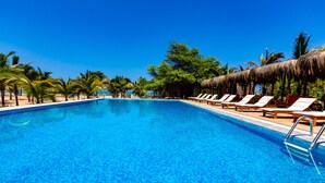 Outdoor pool -  Hotel Punta Camarón Bungalows & Suites (Zorritos)