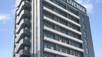Un edificio de hotel de varios pisos con balcones en la fachada.