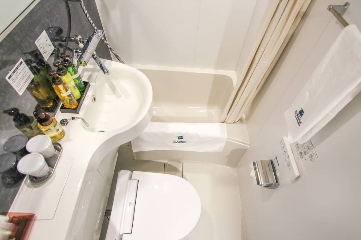 combined shower/bathtub, free toiletries, hair dryer, slippers