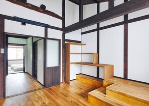 Huis (Second Floor) | Woonruimte | Een smart-tv, Netflix en streamingdiensten